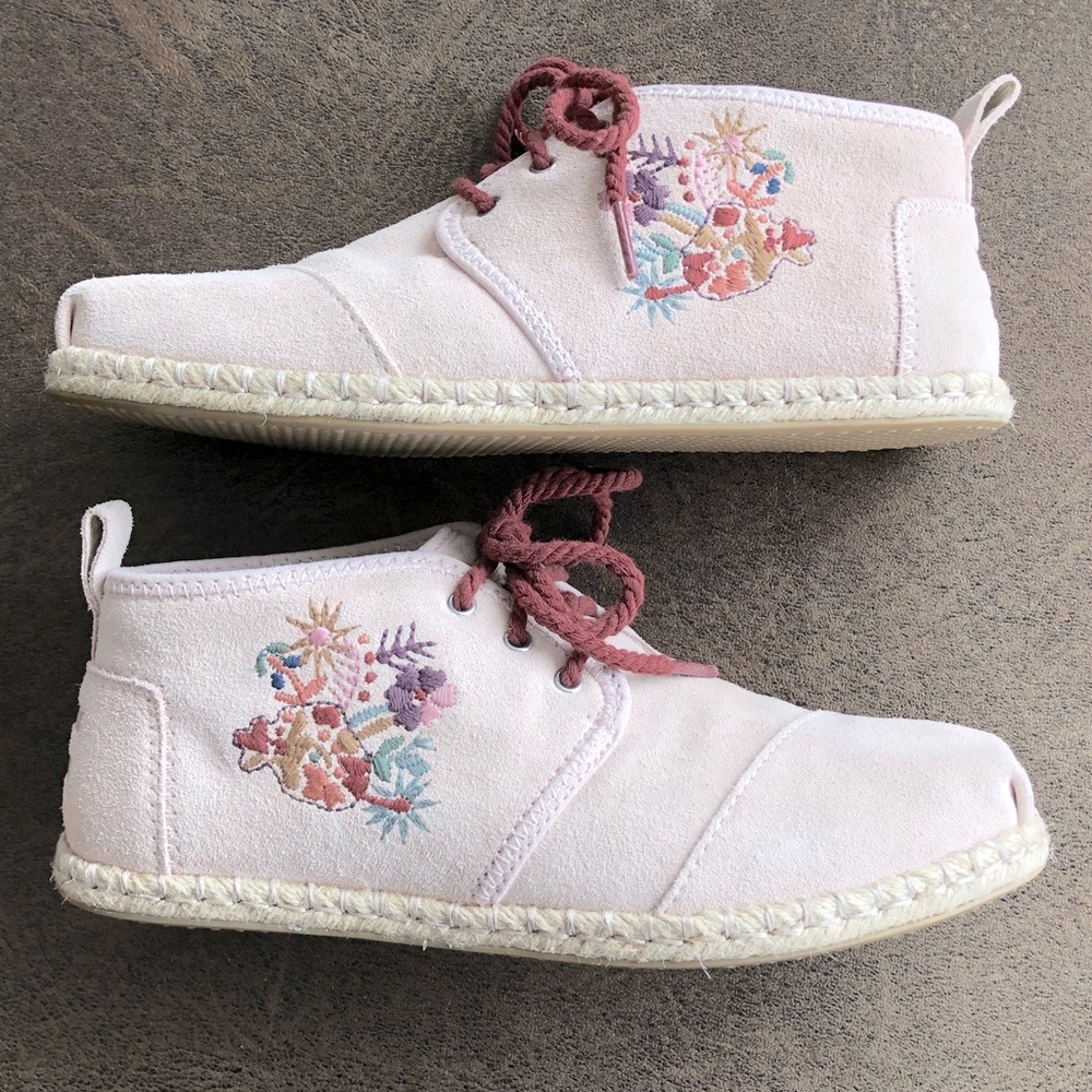 TOMS -7- Gorgeous Suede Boho Booties in pastel pink with embroidered sides